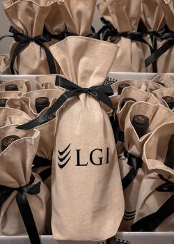 Relatiegeschenk, fles wijn met logo, gepersonaliseerd cadeau